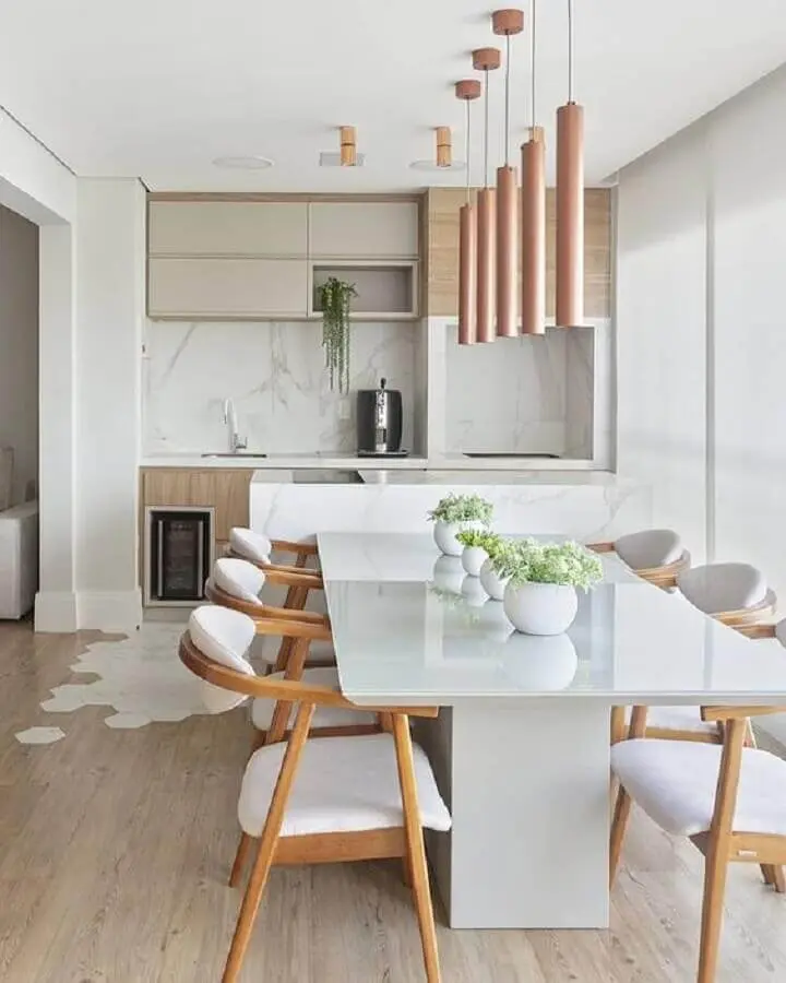 decoração em cores claras para área gourmet moderna com piso de madeira e detalhe em piso hexagonal Foto Decor Salteado