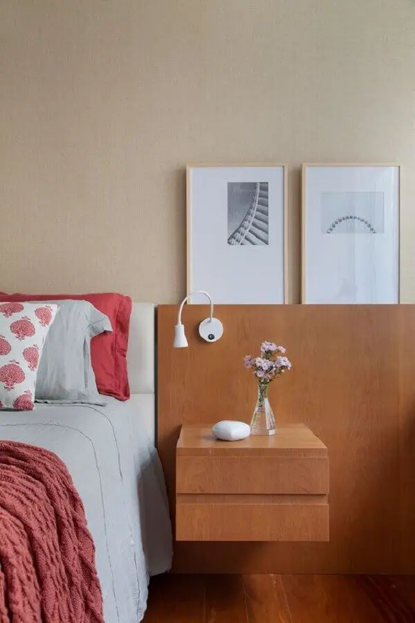 decoração em cores neutras para quarto com criado mudo de madeira suspenso Foto Casa de Valentina