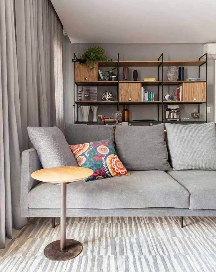 decoração estilo industrial com almofadas para sala com sofá cinza Foto Iná Arquitetura