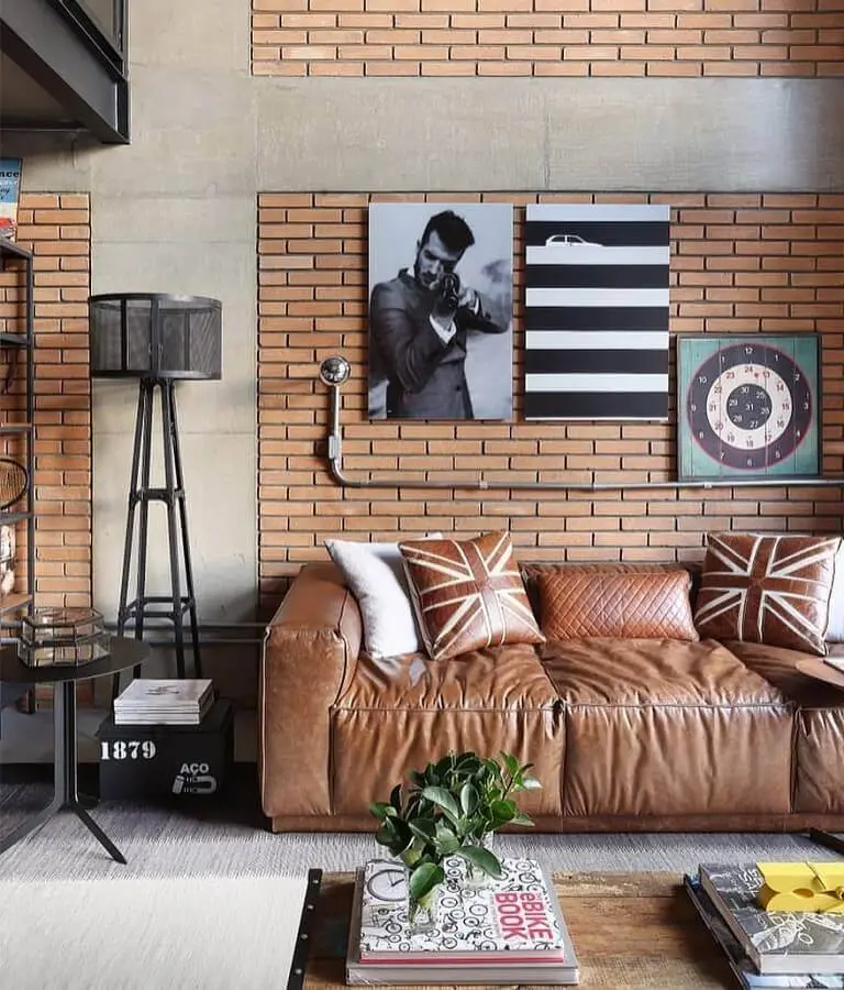decoração estilo industrial com almofadas para sala com sofá de couro e parede de tijolinho Foto Pinterest