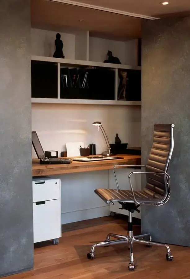 decoração estilo industrial com bancada de madeira suspensa e cadeira de estudo confortável Foto Arbo Imóveis