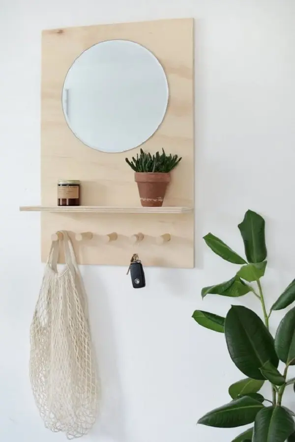 decoração minimalista com cabideiro de parede com prateleira e espelho Foto Pinterest