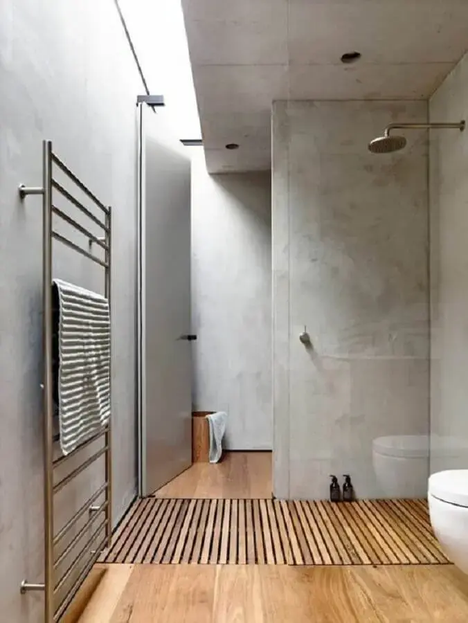 decoração minimalista com piso de madeira para banheiro com parede de cimento queimado Foto Archzine