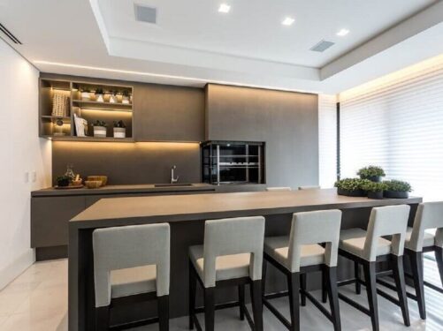decoração minimalista em tons de cinza para área gourmet moderna com churrasqueira Foto Dcore Você