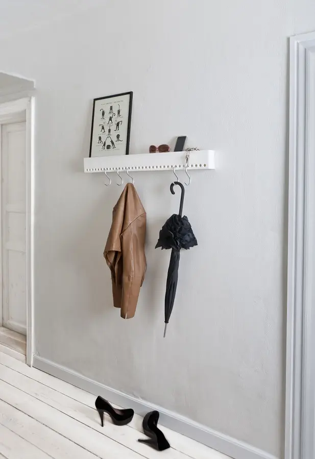 decoração minimalista para corredor com cabideiro de parede Foto Cox & Cox