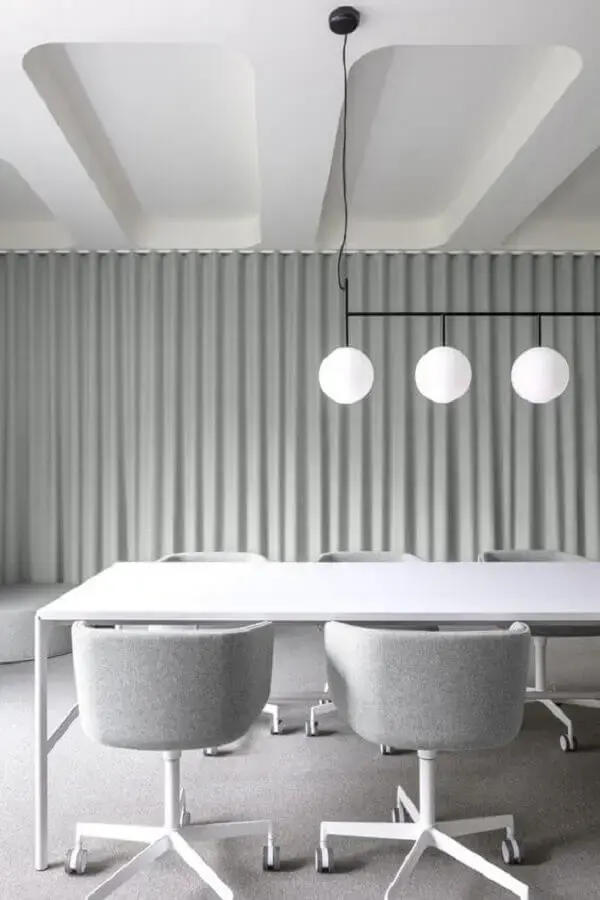 decoração minimalista para escritório com cadeira giratória cinza claro Foto Office Snapshots