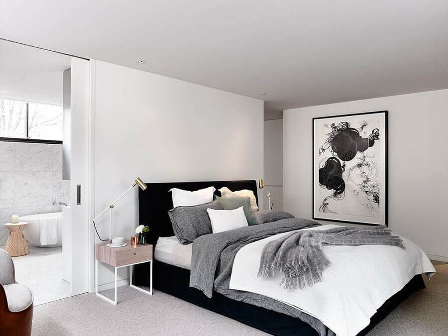 decoração minimalista para quarto de casal com criado mudo de ferro e madeira Foto Domain