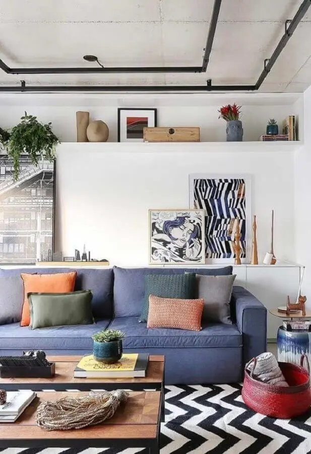 decoração moderna com almofadas coloridas para sala com sofá azul Foto Histórias de Casa