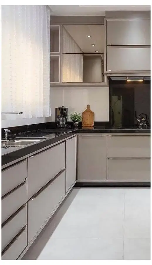 decoração moderna com armário aéreo espelhado para cozinha com balcão de canto Foto Jeito de Casa