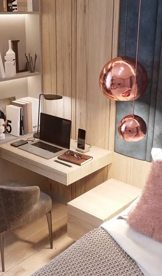 decoração moderna com luminária rose gold e mesa pequena para quarto planejado Foto Archzine