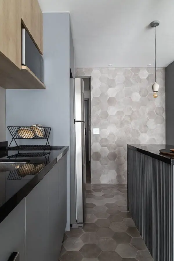decoração moderna de cozinha pequena com revestimento hexagonal cinza Foto MSAC Arquitetura
