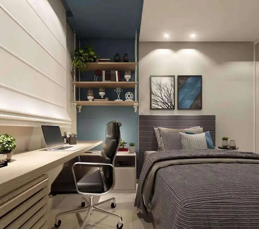 decoração moderna de quarto planejado com bancada de madeira e cadeira de estudo confortável Foto Eduardo Muzzi