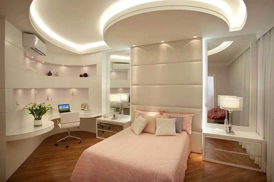 decoração moderna para quarto de mulher planejado com cabeceira até o teto Foto Pinterest