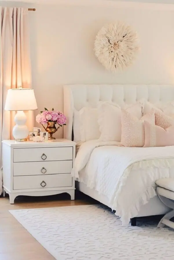 decoração romântica para quarto bege e rosa claro com cabeceira capitonê Foto Better Homes and Gardens