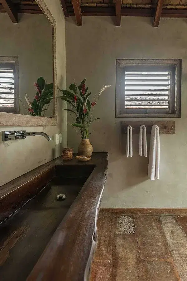 decoração rústica para banheiro cimento queimado com cuba esculpida em madeira Foto Vida de Vila
