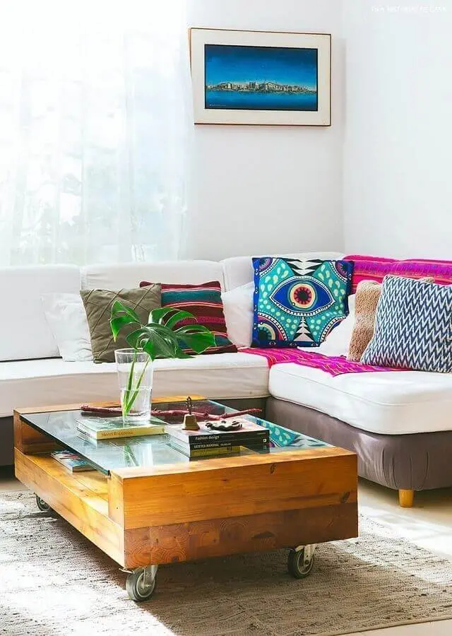 decoração simples com almofadas coloridas para sala com mesa de centro de madeira Foto Histórias de Casa