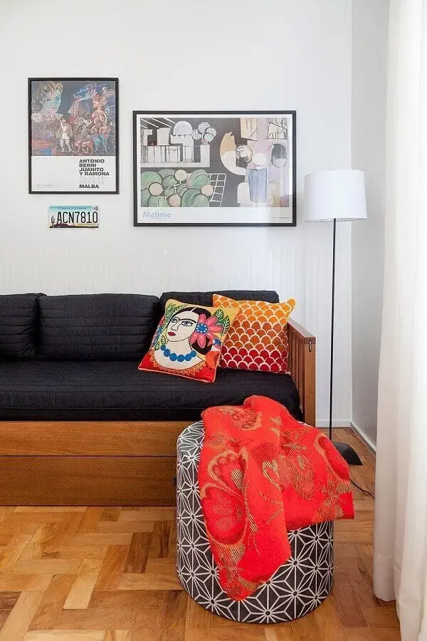 decoração simples com almofadas coloridas para sala com sofá cama de madeira Foto Casa de Valentina