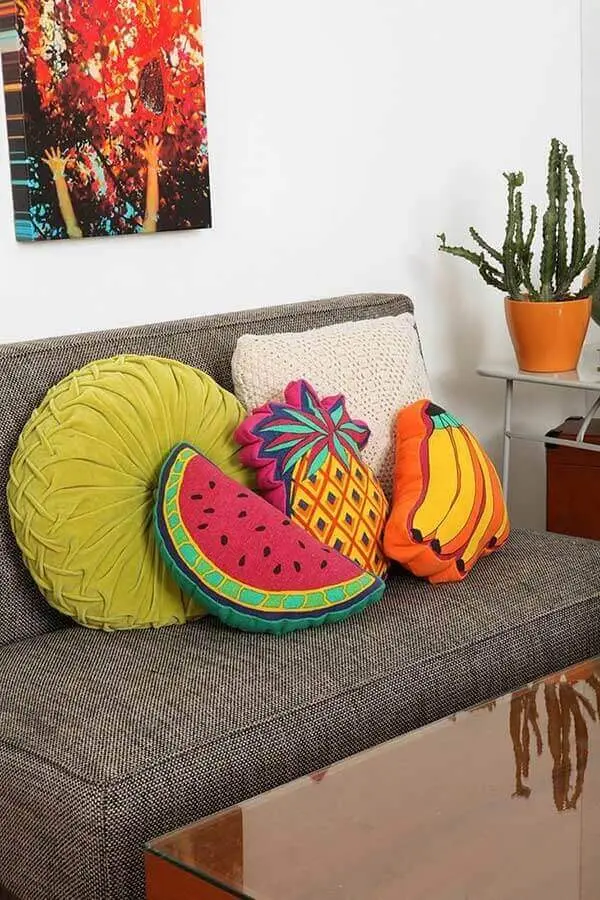 decoração simples com almofadas diferentes para sala com sofá cinza Foto Pinterest