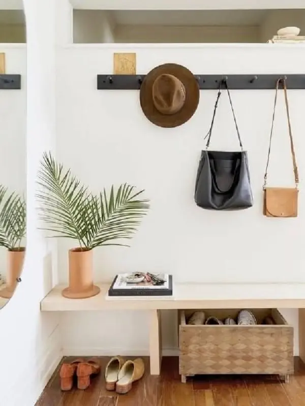 decoração simples com banco de madeira e cabideiro de parede preto Foto Pinterest
