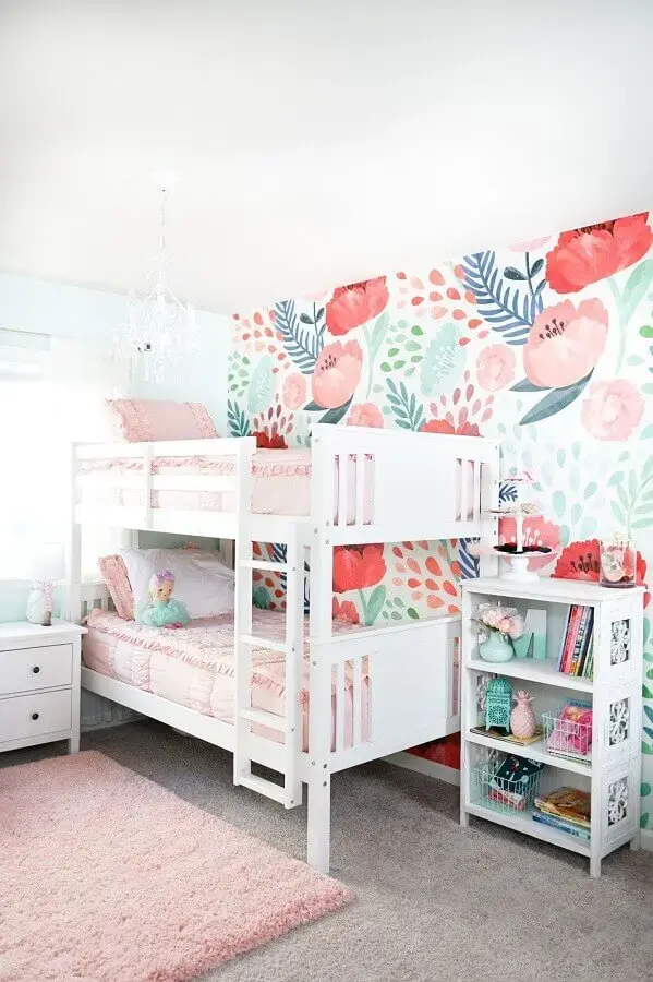 decoração simples com beliche branca e papel de parede para quarto infantil feminino Foto The House of Hood Blog