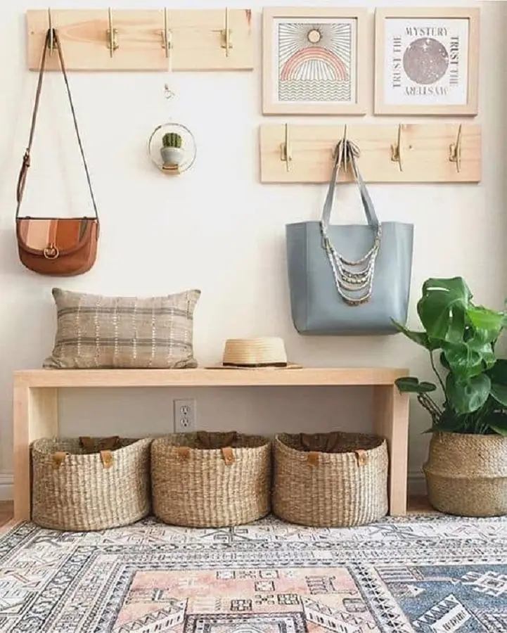 decoração simples com cabideiro de parede para bolsas e banco de madeira Foto Pinterest
