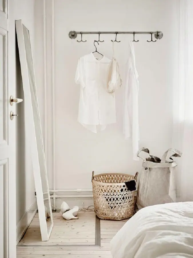decoração simples com cabideiro de parede para quarto branco Foto Pinterest
