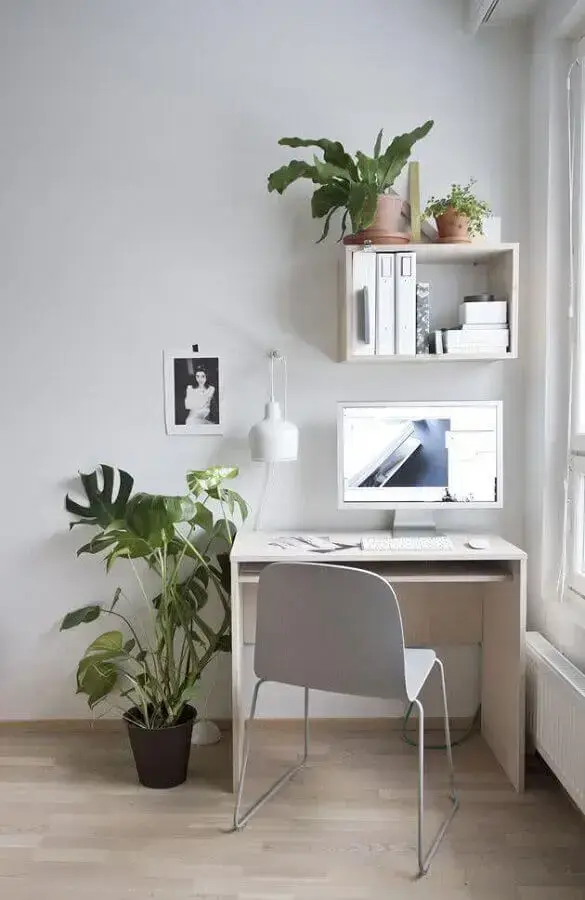 decoração simples com cadeira de estudar e escrivaninha pequena Foto Pinterest