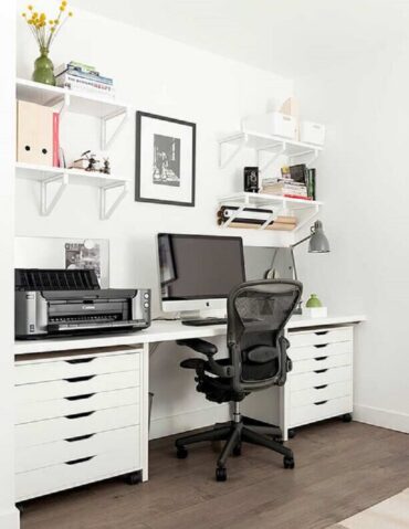 decoração simples com cadeira de estudo confortável para escrivaninha branca com gaveteiro Foto Pinterest