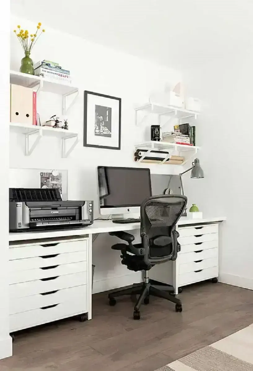decoração simples com cadeira de estudo confortável para escrivaninha branca com gaveteiro Foto Pinterest
