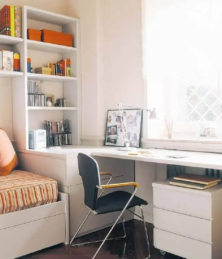 decoração simples com cadeira de estudo para quarto de solteiro Foto Micasa Revista