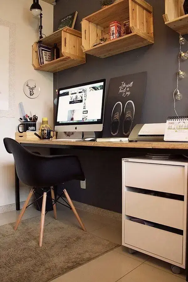 decoração simples com cadeira de estudo preta e caixotes de madeira no lugar de nichos Foto Pinterest