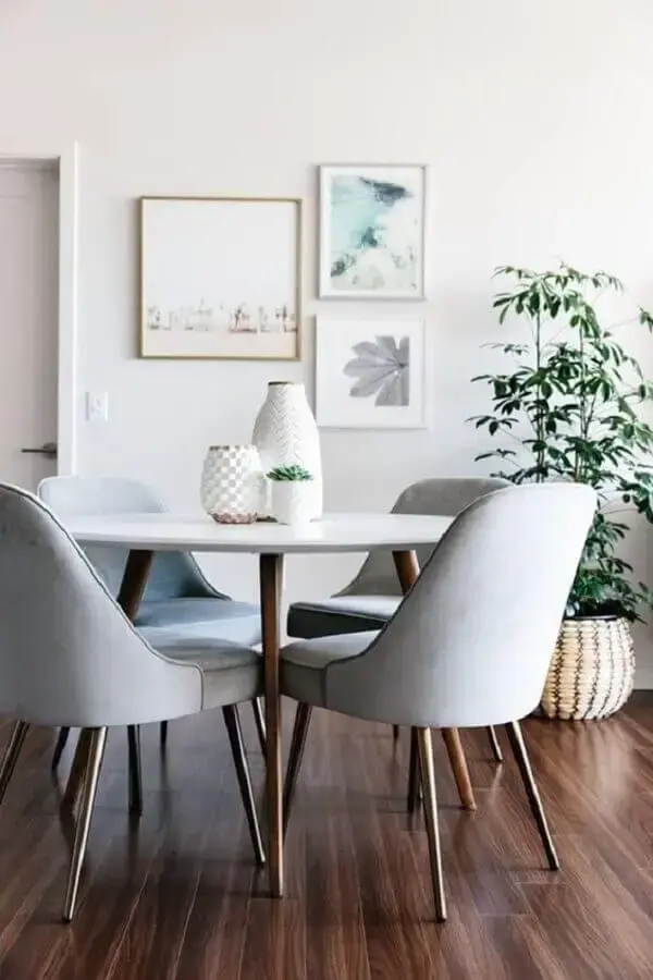 decoração simples com cadeira estofada cinza para sala de jantar Foto Pinterest