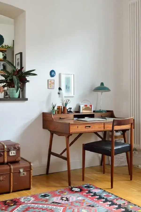 decoração simples com mesa de estudo com cadeira de madeira Foto Jeito de Casa