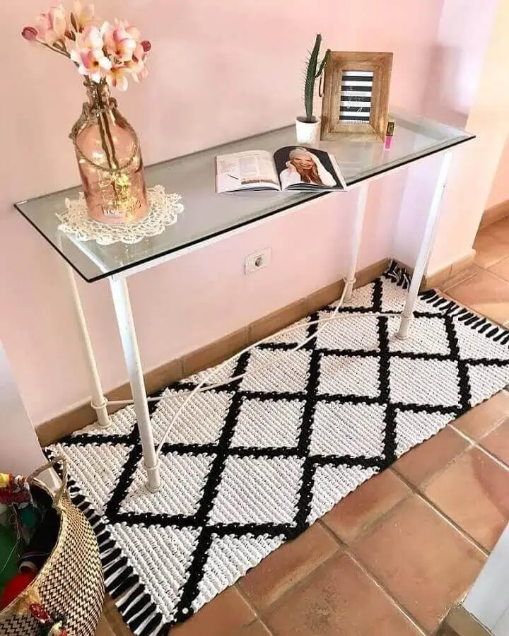 decoração simples com modelos de tapetes de crochê preto e branco Foto Pinterest