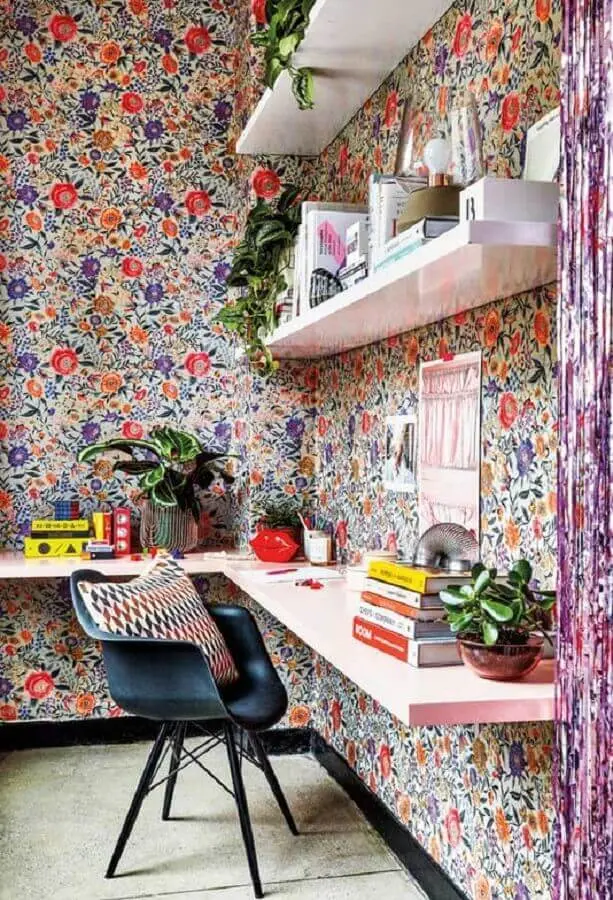 decoração simples com papel de parede floral e cadeira de estudo preta para bancada de madeira Foto Pinterest