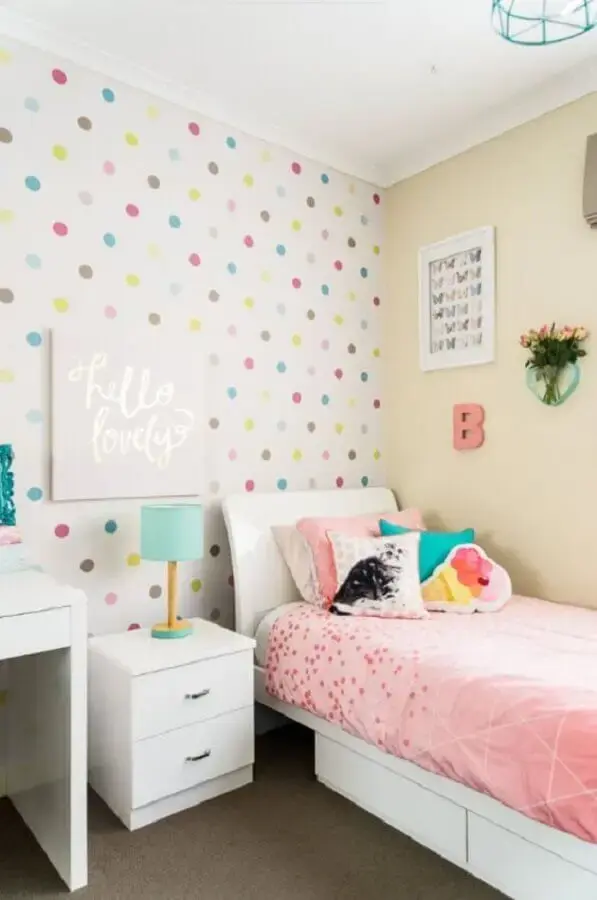 decoração simples com papel de parede para quarto infantil feminino com estampa de bolinhas coloridas Foto Pinterest