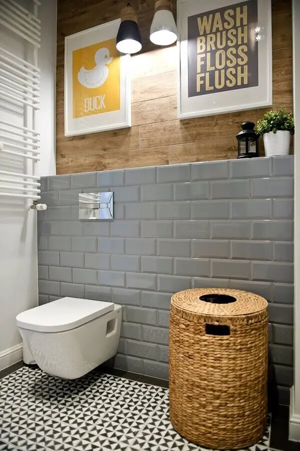 decoração simples de banheiro com revestimento metro cinza Foto Pinterest