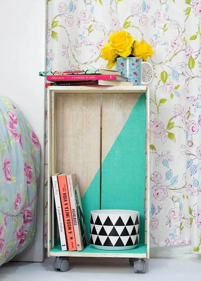 decoração simples de quarto com criado mudo de madeira feito com caixote de feira Foto Pinterest