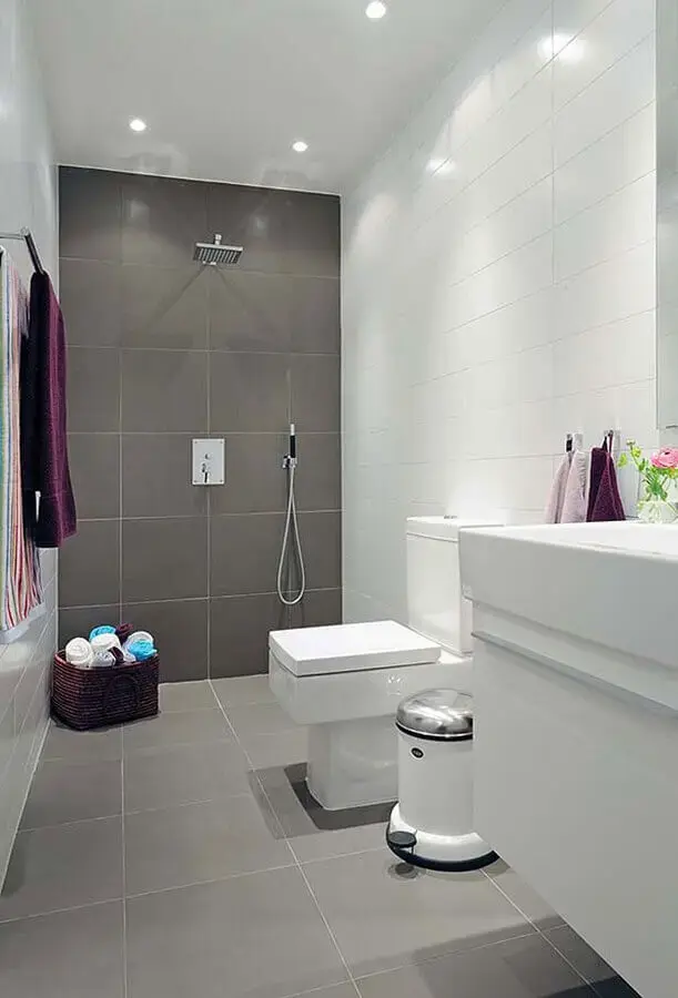 decoração simples para banheiro com revestimento cinza e branco Foto Pinterest