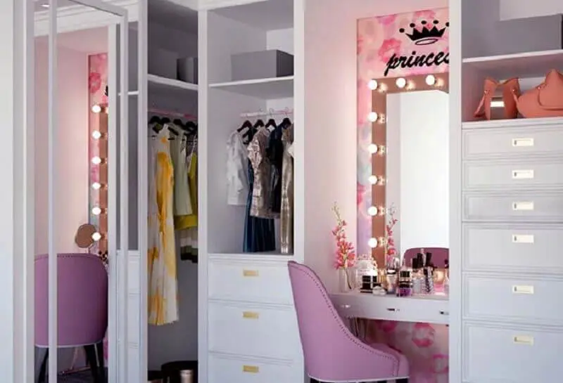 decoração simples para closet com penteadeira camarim rosa e branco Foto Pinterest