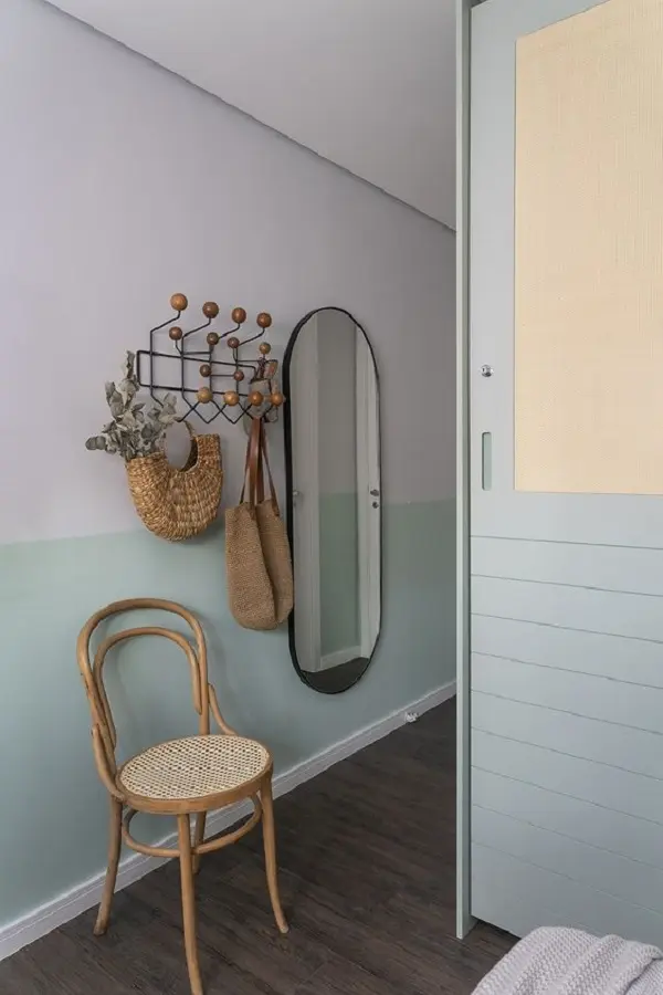 decoração simples para corredor com espelho oval e cabideiro de parede Foto Pinterest