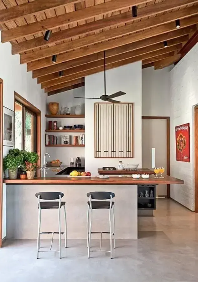 decoração simples para cozinha com balcão de madeira Foto NODO Arquitetura