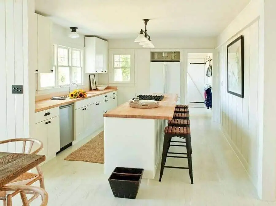 decoração simples para cozinha com balcão de madeira e armários brancos Foto Pinterest