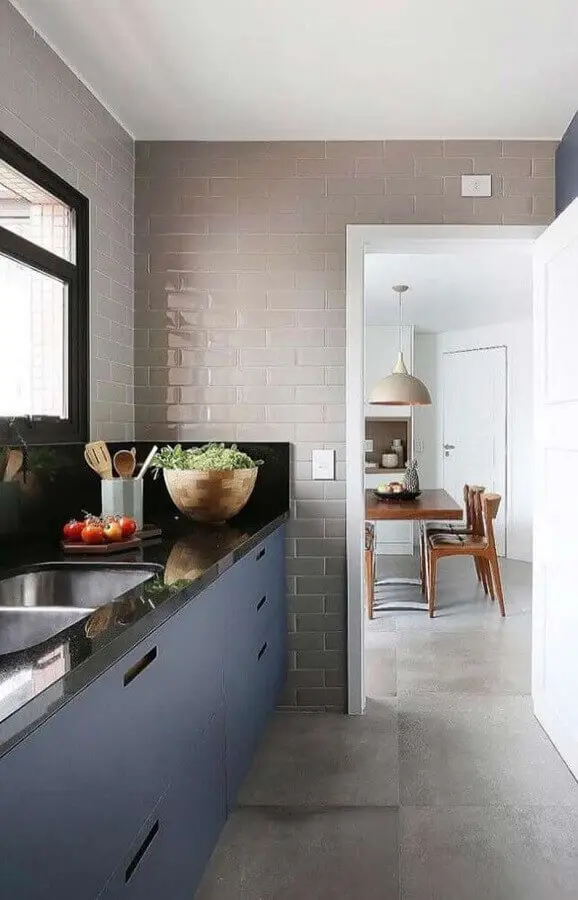 decoração simples para cozinha planejada com revestimento cinza claro Foto Jeito de Casa