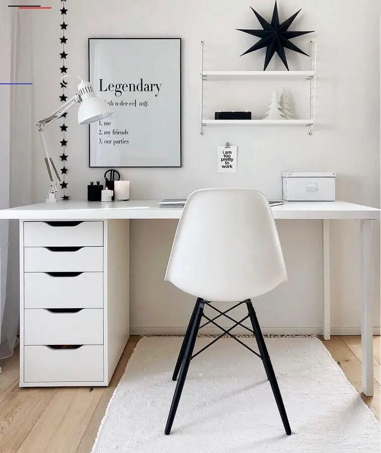 decoração simples para home office todo branco com luminária de mesa Foto Westwing Home & Living