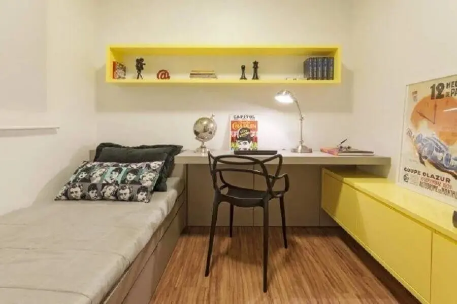 decoração simples para quarto bege e amarelo de solteiro Foto AMIS Arquitetura