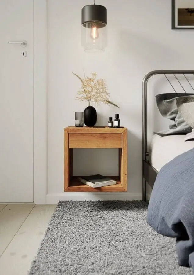 decoração simples para quarto com cama de ferro e criado mudo de madeira suspenso Foto Woodek Design