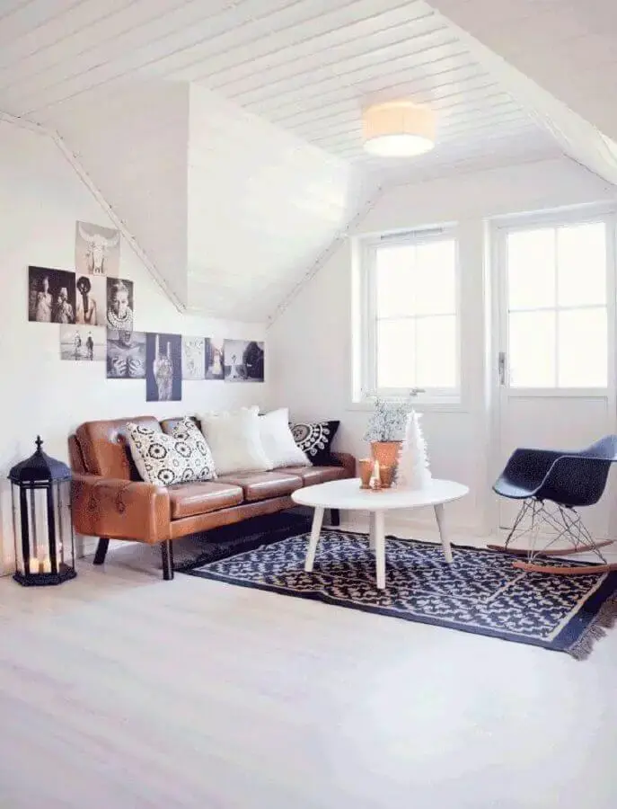decoração simples para sala com sofá de couro e mesa de centro redonda branca Foto Archzine