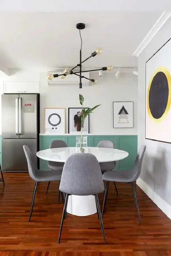 decoração simples para sala de jantar com cadeira cinza para mesa redonda Foto Histórias de Casa