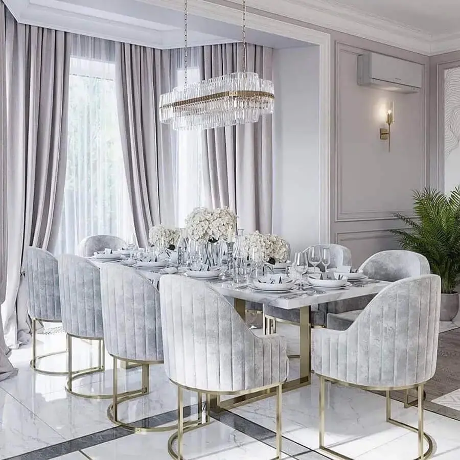 decoração sofisticada com lustre de cristal e cadeiras para sala de jantar cinza Foto Pinterest